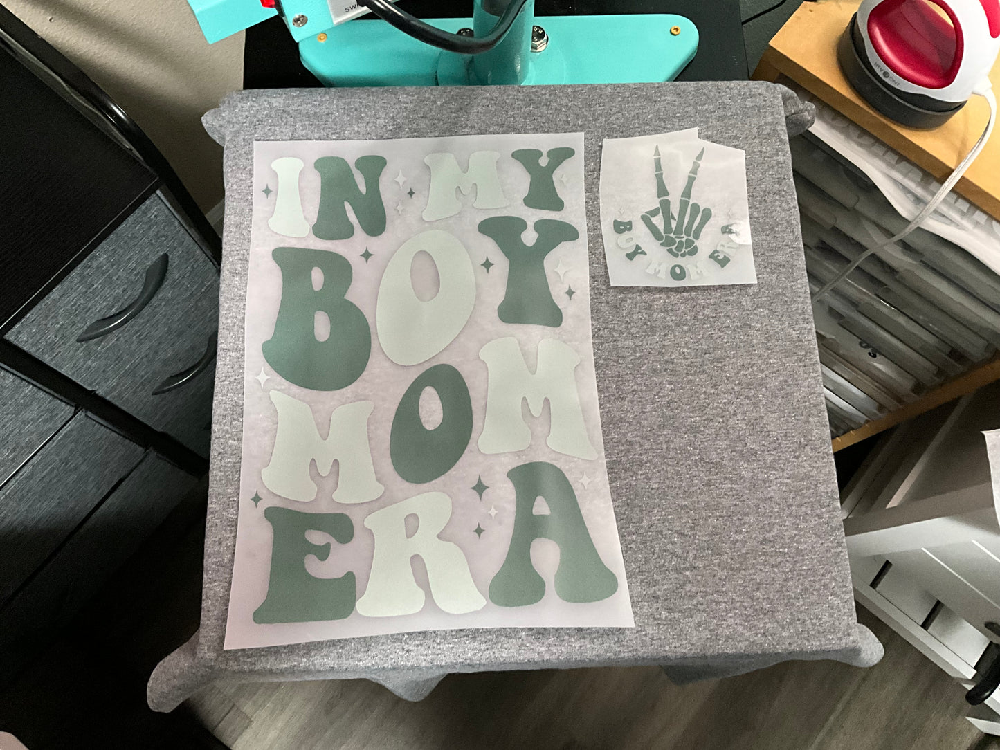 BOY MOM ERA (green print- T-Shirt)