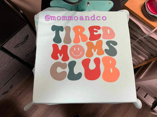 Tired moms club (T-Shirt)
